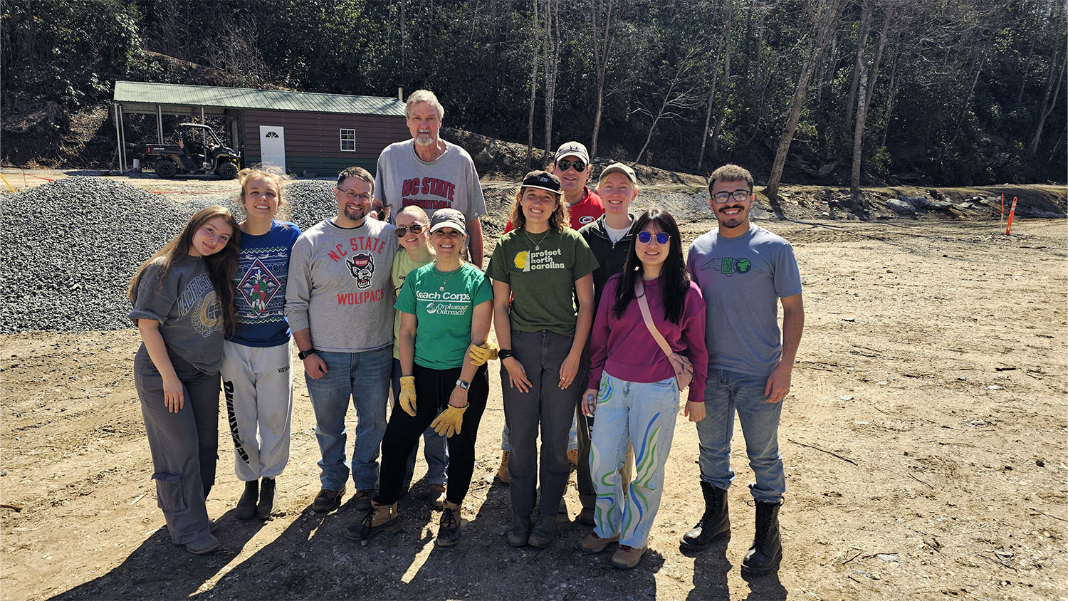 The full group of Alternative Service Break volunteers